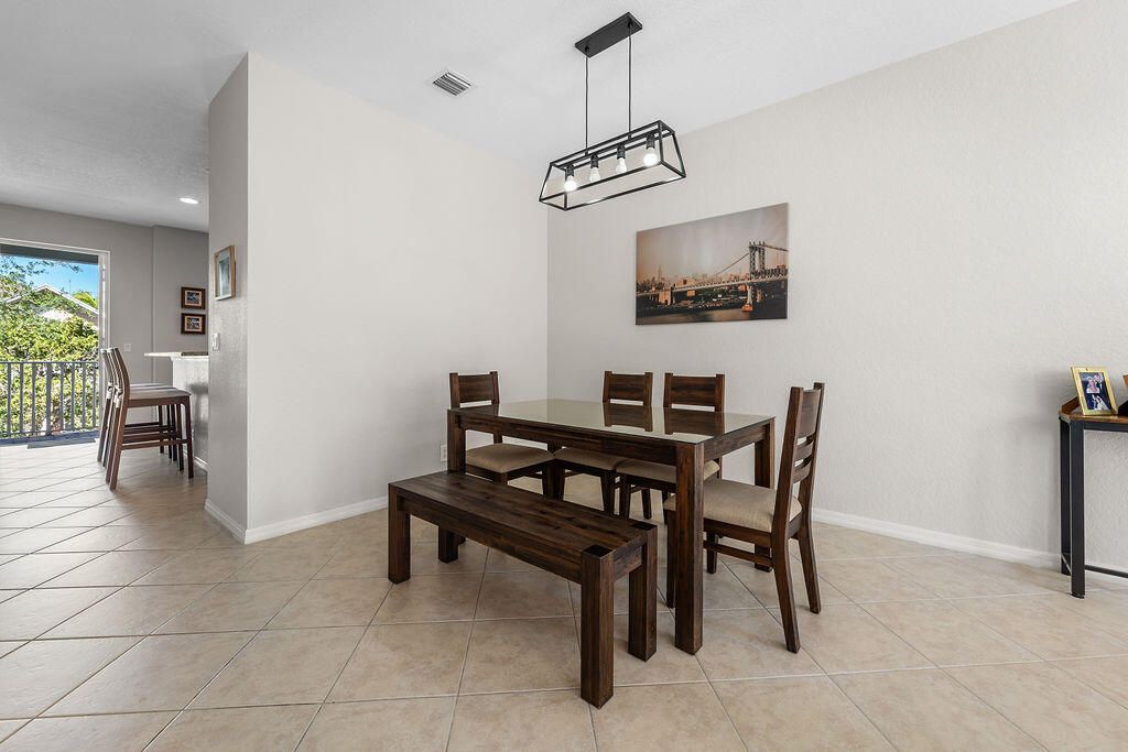 Под контрактом: $499,000 (3 спален, 2 ванн, 1897 Квадратных фут)