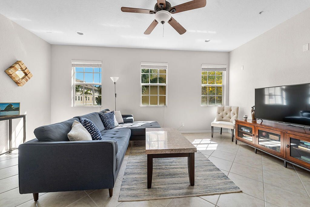 Под контрактом: $499,000 (3 спален, 2 ванн, 1897 Квадратных фут)