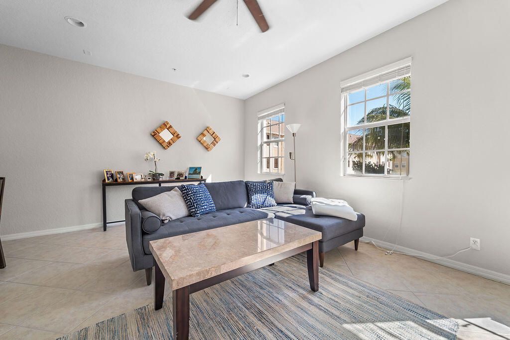 Под контрактом: $499,000 (3 спален, 2 ванн, 1897 Квадратных фут)