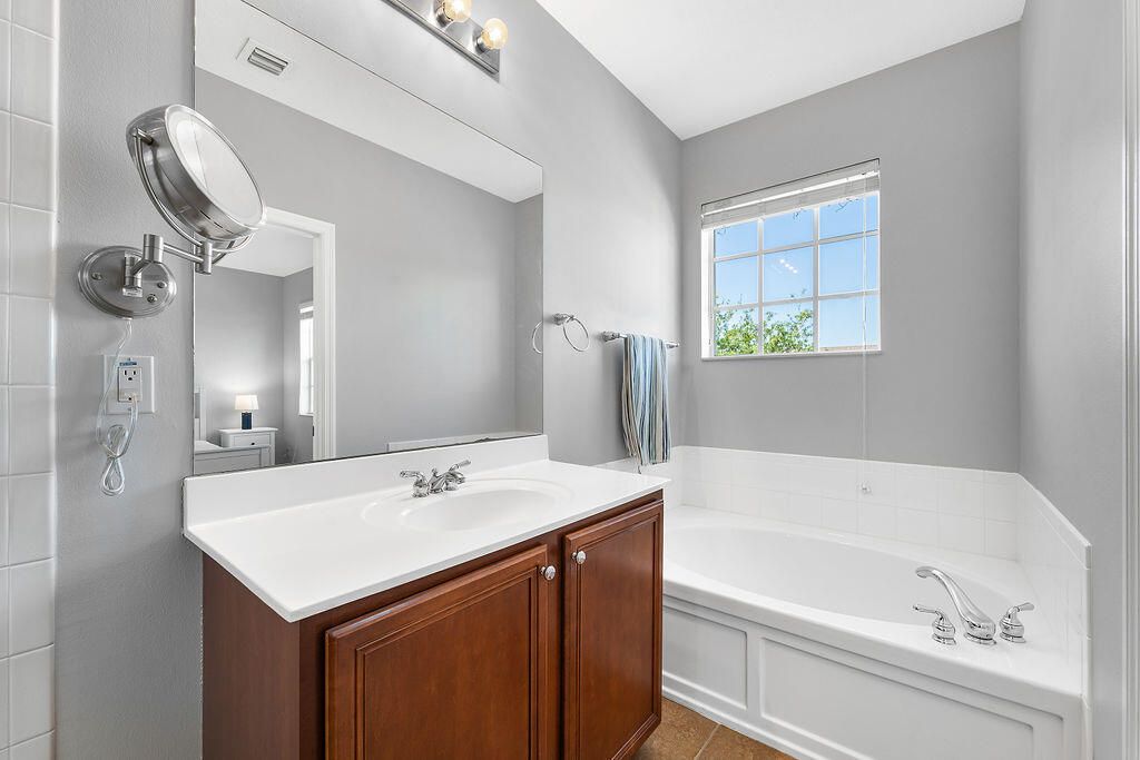 Под контрактом: $499,000 (3 спален, 2 ванн, 1897 Квадратных фут)