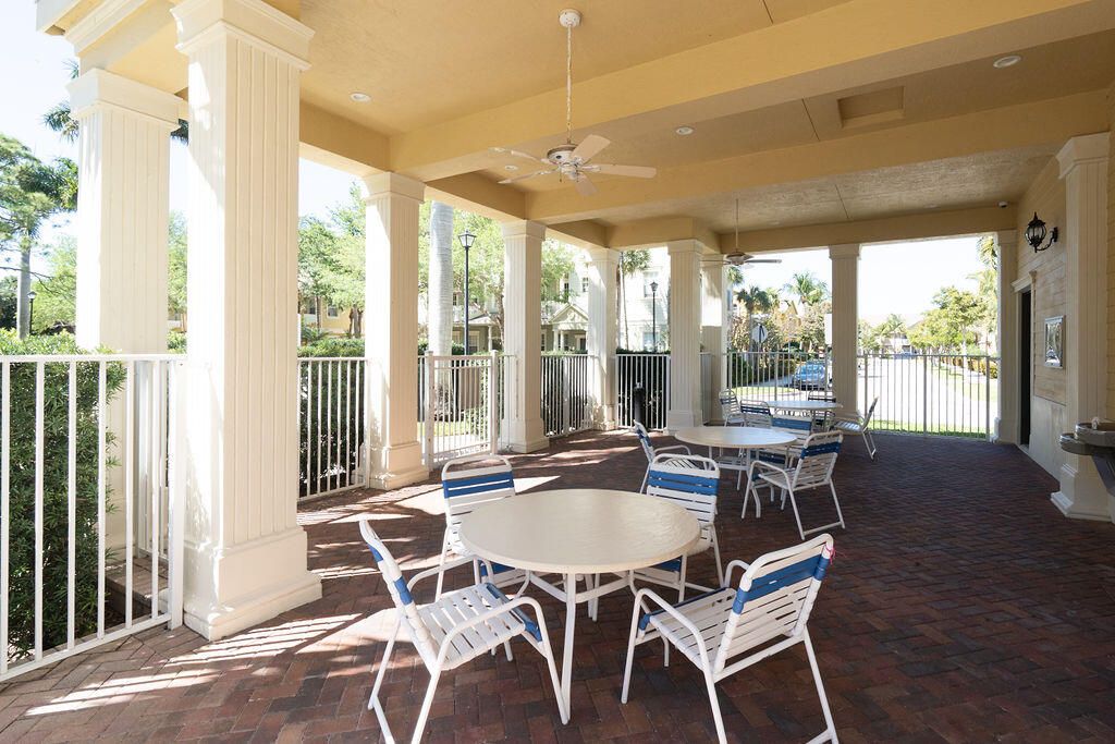 Под контрактом: $499,000 (3 спален, 2 ванн, 1897 Квадратных фут)