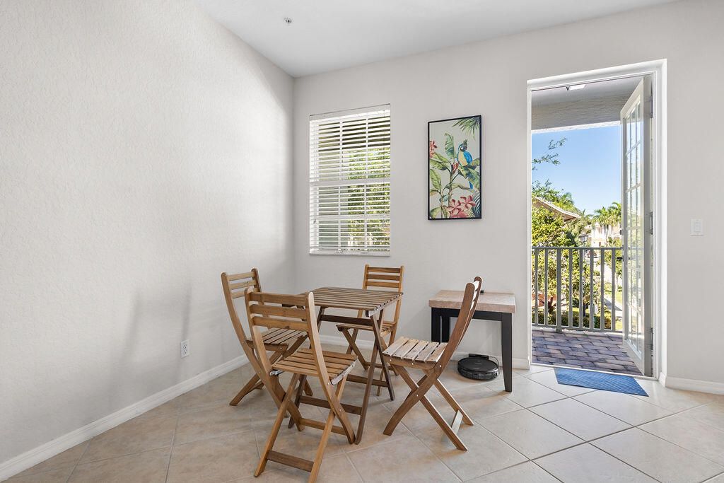 Под контрактом: $499,000 (3 спален, 2 ванн, 1897 Квадратных фут)