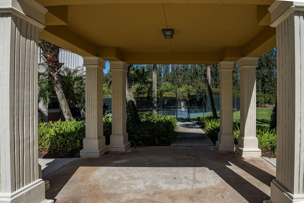 Под контрактом: $499,000 (3 спален, 2 ванн, 1897 Квадратных фут)