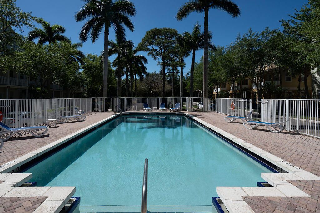 Под контрактом: $499,000 (3 спален, 2 ванн, 1897 Квадратных фут)