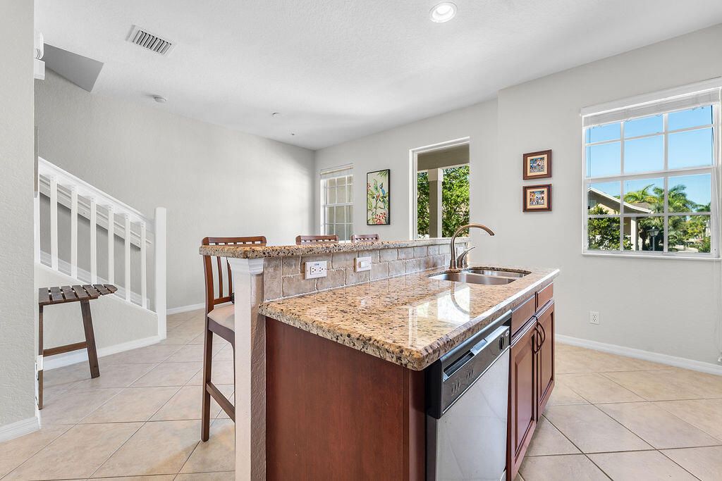 Под контрактом: $499,000 (3 спален, 2 ванн, 1897 Квадратных фут)