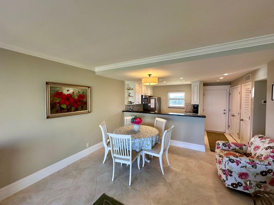 合同活跃: $6,500 (2 贝兹, 2 浴室, 1130 平方英尺)