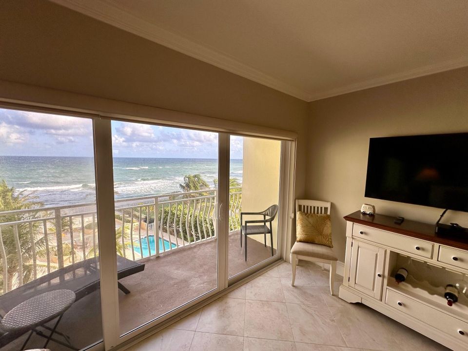 合同活跃: $6,500 (2 贝兹, 2 浴室, 1130 平方英尺)