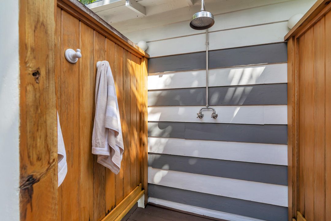 合同活跃: $1,575,000 (4 贝兹, 2 浴室, 2148 平方英尺)