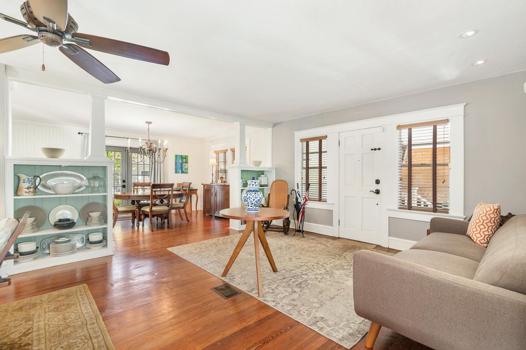 合同活跃: $1,575,000 (4 贝兹, 2 浴室, 2148 平方英尺)