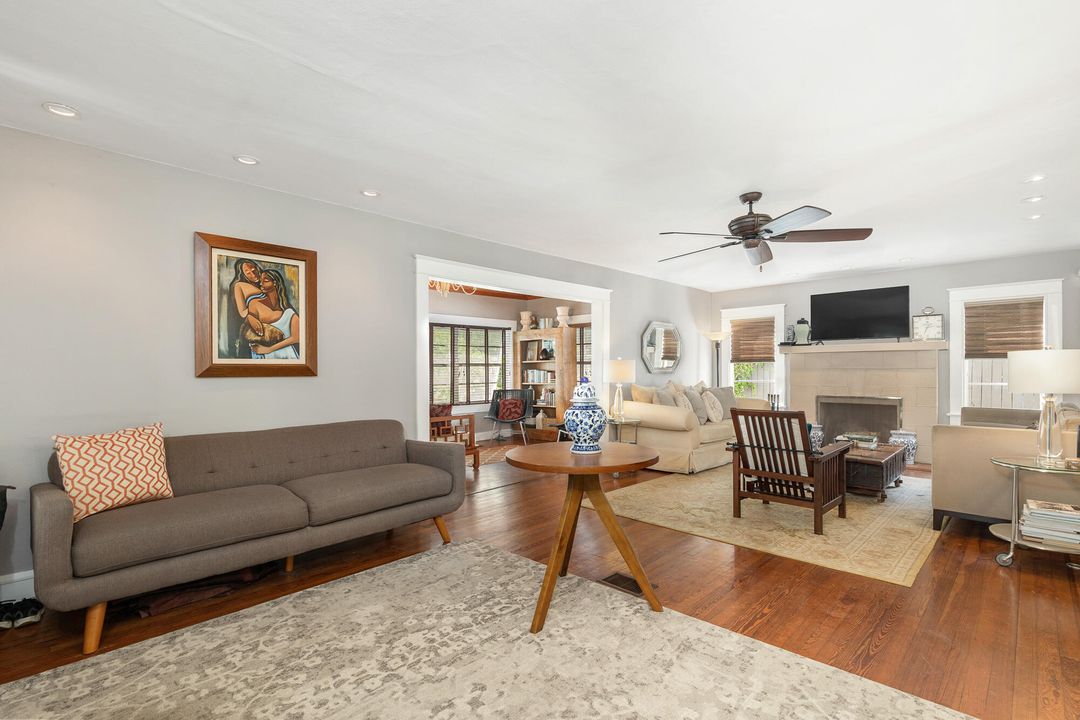 合同活跃: $1,575,000 (4 贝兹, 2 浴室, 2148 平方英尺)