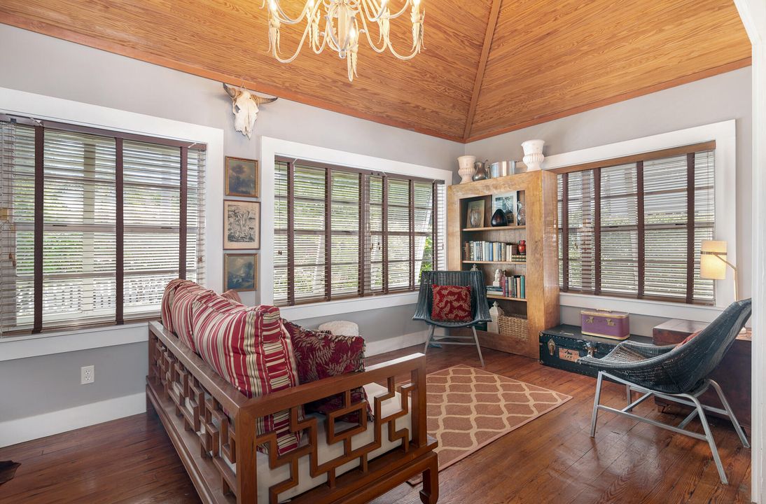 合同活跃: $1,575,000 (4 贝兹, 2 浴室, 2148 平方英尺)