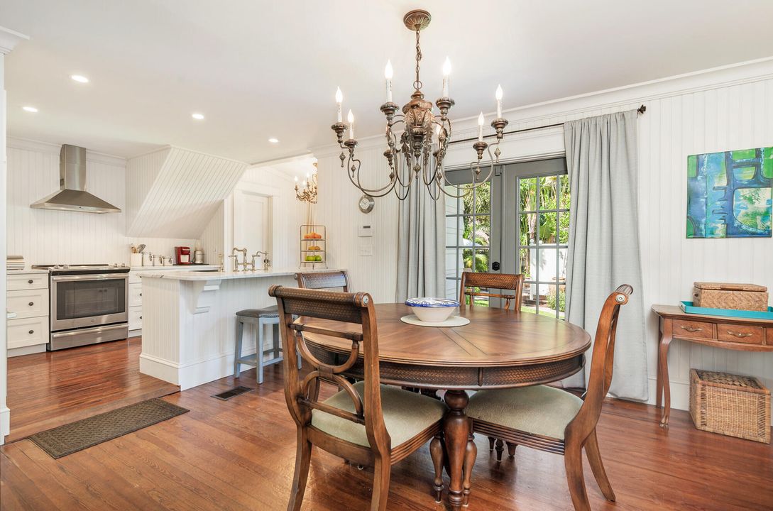 合同活跃: $1,575,000 (4 贝兹, 2 浴室, 2148 平方英尺)