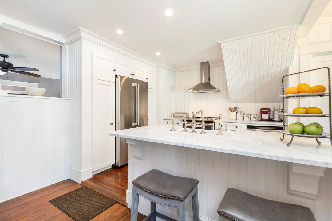 合同活跃: $1,575,000 (4 贝兹, 2 浴室, 2148 平方英尺)