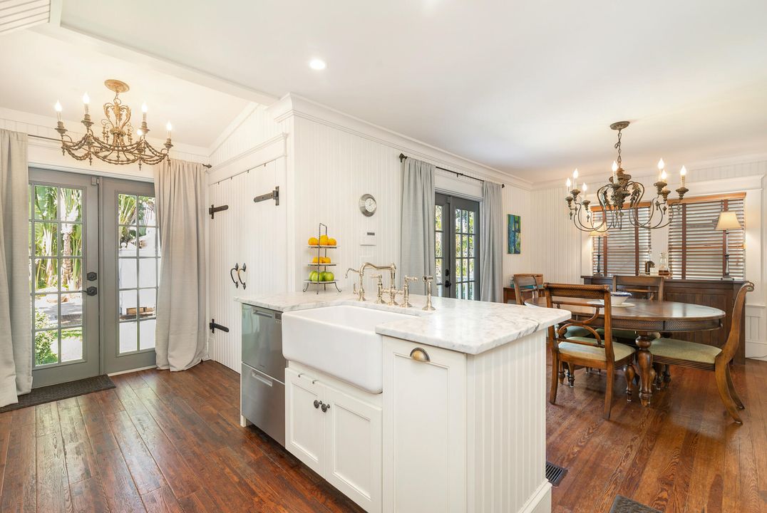 合同活跃: $1,575,000 (4 贝兹, 2 浴室, 2148 平方英尺)