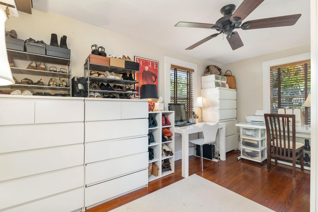 合同活跃: $1,575,000 (4 贝兹, 2 浴室, 2148 平方英尺)