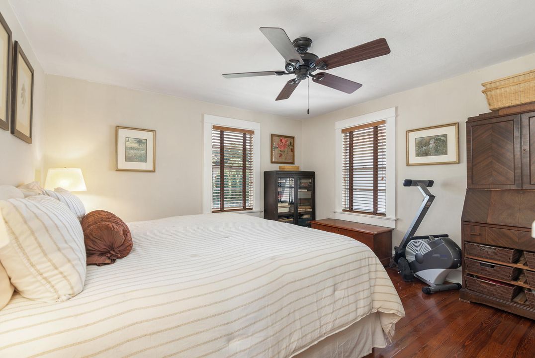 合同活跃: $1,575,000 (4 贝兹, 2 浴室, 2148 平方英尺)