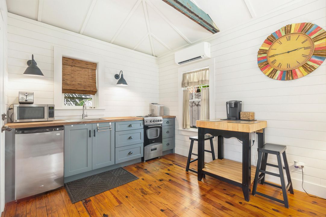 合同活跃: $1,575,000 (4 贝兹, 2 浴室, 2148 平方英尺)