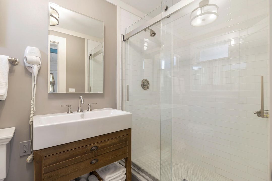 合同活跃: $1,575,000 (4 贝兹, 2 浴室, 2148 平方英尺)