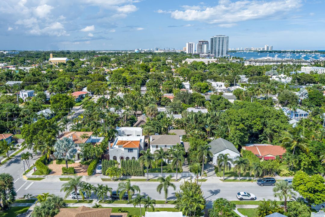 合同活跃: $1,575,000 (4 贝兹, 2 浴室, 2148 平方英尺)