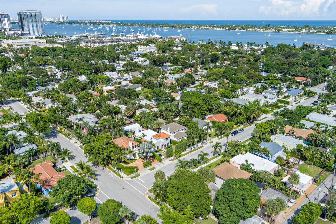 合同活跃: $1,575,000 (4 贝兹, 2 浴室, 2148 平方英尺)