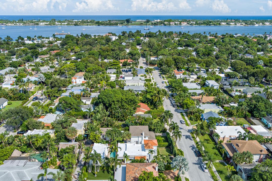 合同活跃: $1,575,000 (4 贝兹, 2 浴室, 2148 平方英尺)