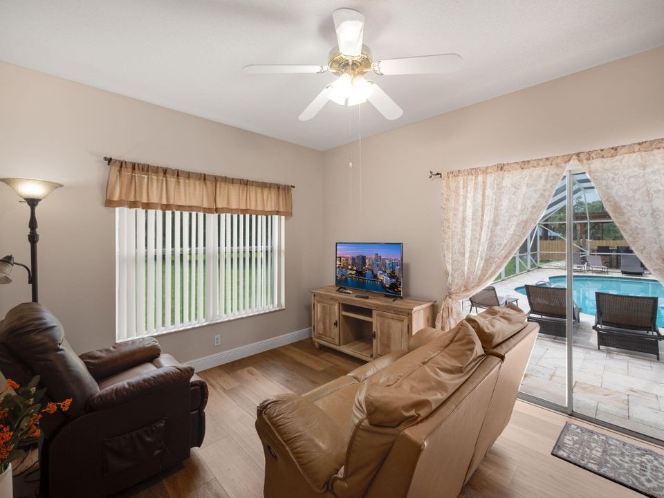 Active With Contract: $3,000 (1 beds, 1 baths, 727 Square Feet)