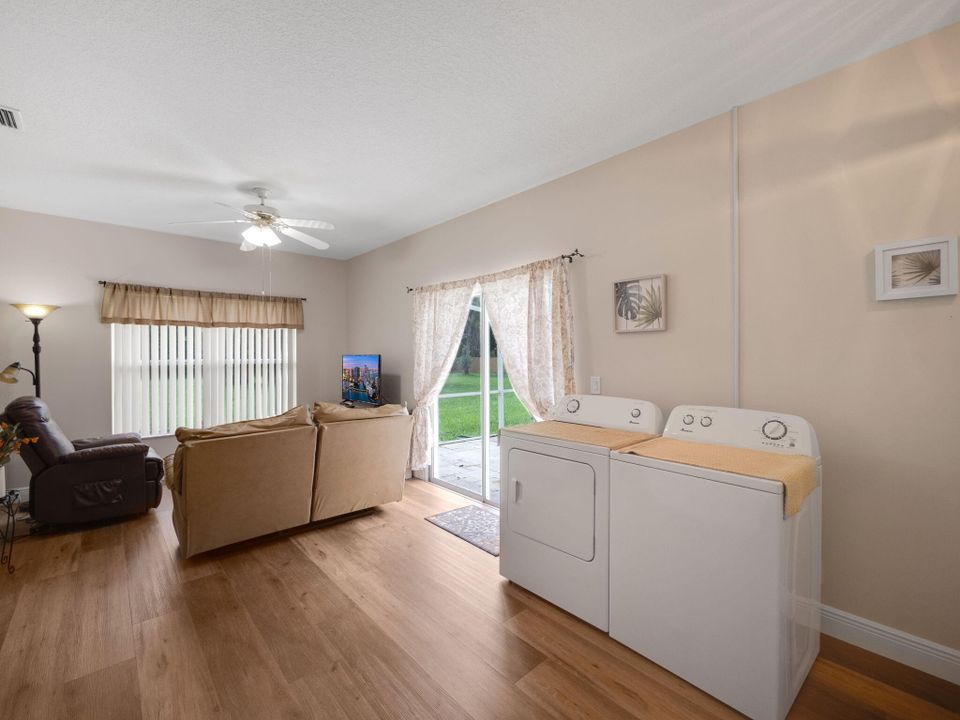 Active With Contract: $3,000 (1 beds, 1 baths, 727 Square Feet)