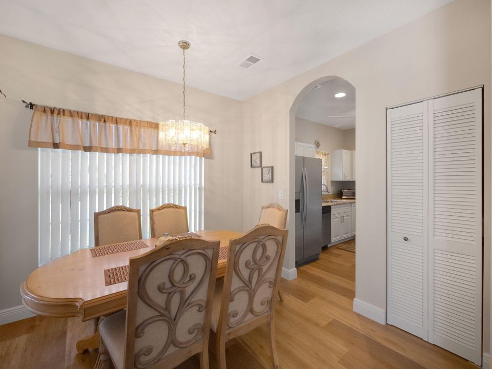 Active With Contract: $3,000 (1 beds, 1 baths, 727 Square Feet)
