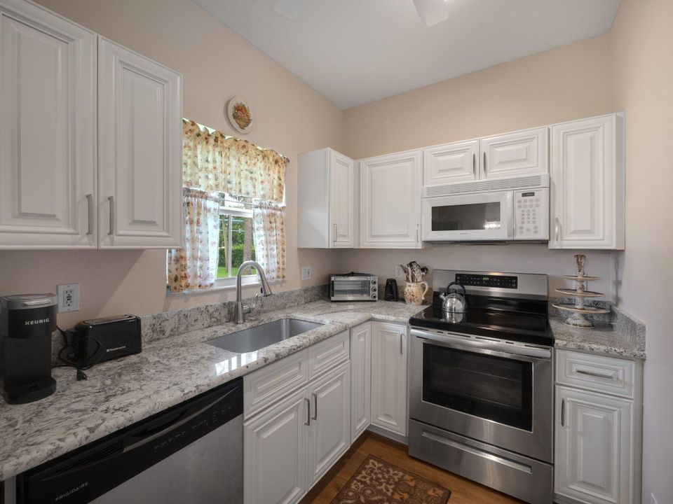 Active With Contract: $3,000 (1 beds, 1 baths, 727 Square Feet)