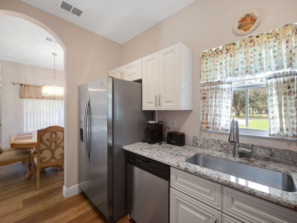 Active With Contract: $3,000 (1 beds, 1 baths, 727 Square Feet)