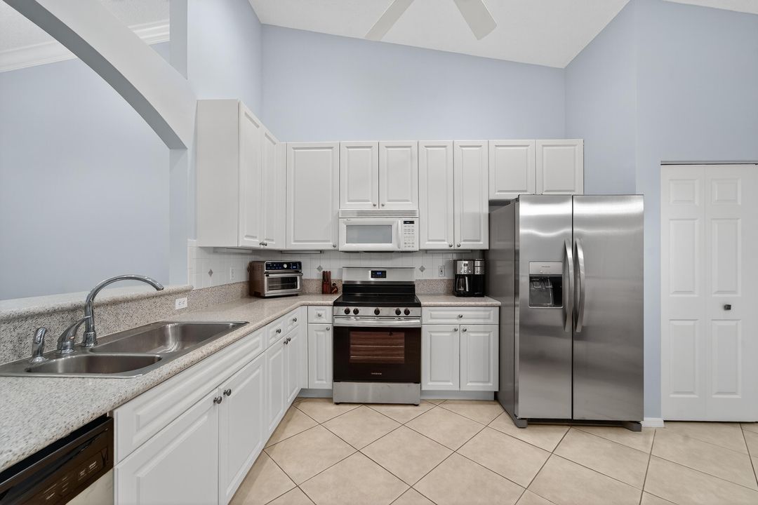 Под контрактом: $349,900 (2 спален, 2 ванн, 1396 Квадратных фут)