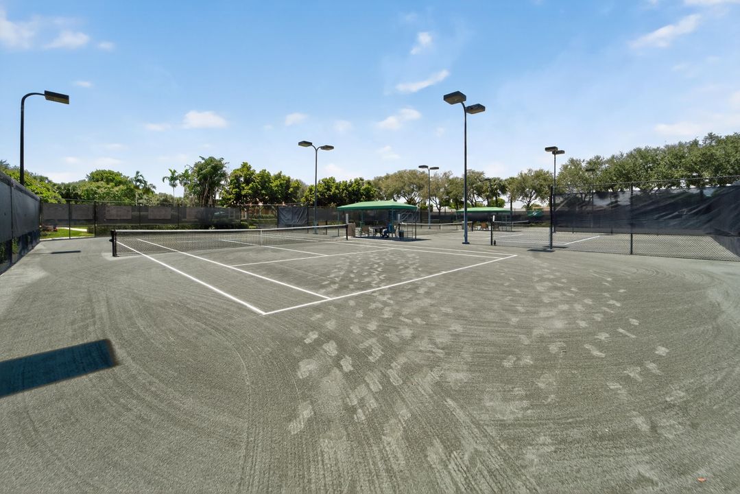 Под контрактом: $349,900 (2 спален, 2 ванн, 1396 Квадратных фут)