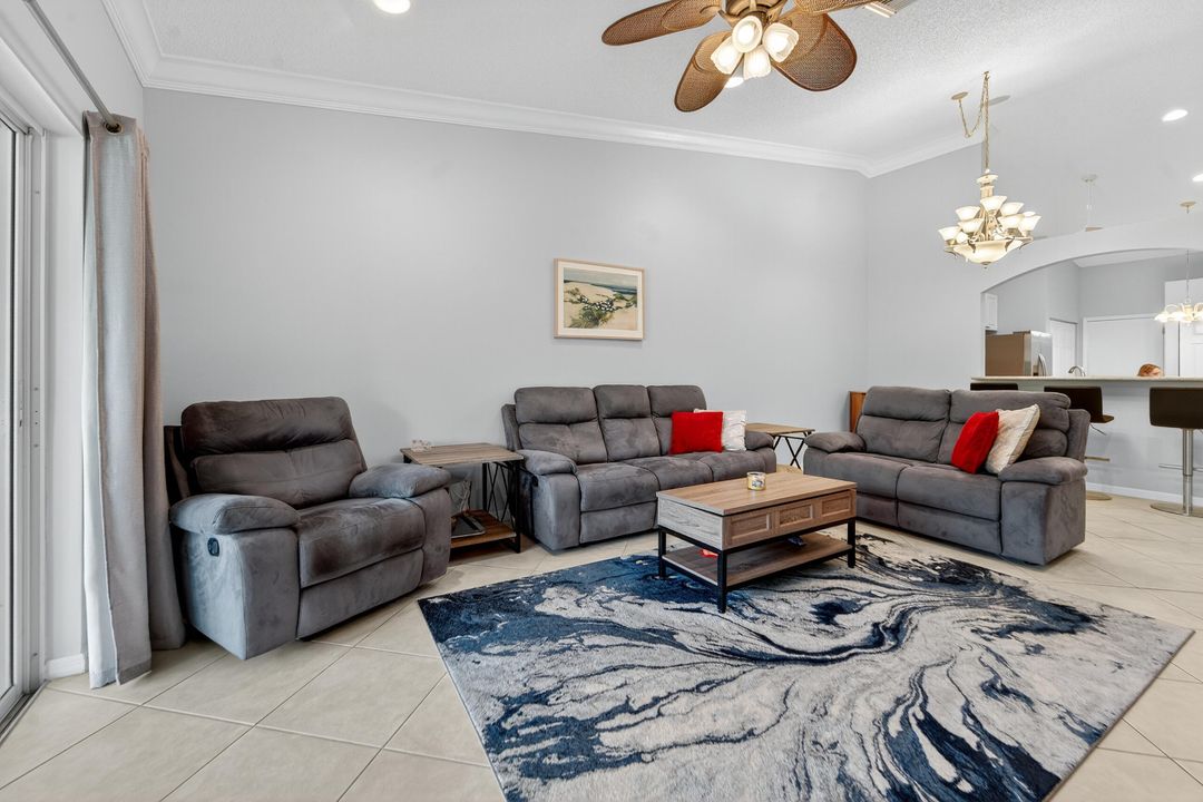 Под контрактом: $349,900 (2 спален, 2 ванн, 1396 Квадратных фут)