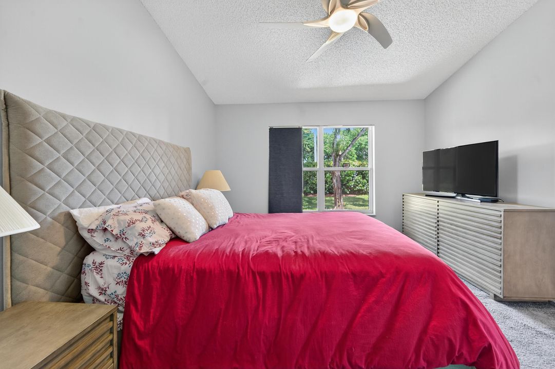 Под контрактом: $349,900 (2 спален, 2 ванн, 1396 Квадратных фут)