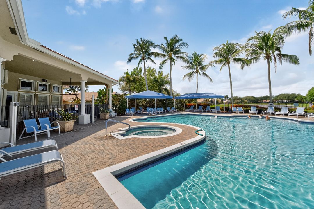 Под контрактом: $349,900 (2 спален, 2 ванн, 1396 Квадратных фут)