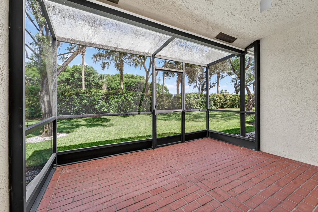 Под контрактом: $349,900 (2 спален, 2 ванн, 1396 Квадратных фут)