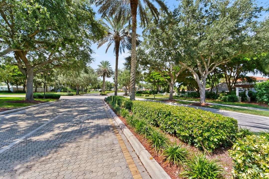 Под контрактом: $349,900 (2 спален, 2 ванн, 1396 Квадратных фут)