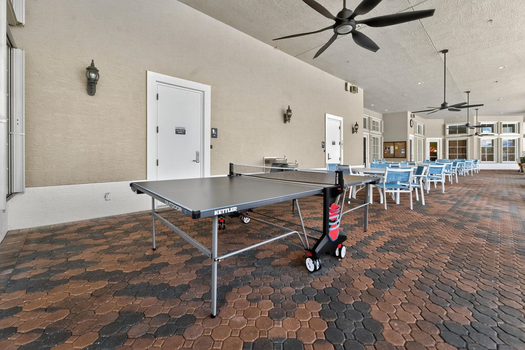 Под контрактом: $349,900 (2 спален, 2 ванн, 1396 Квадратных фут)