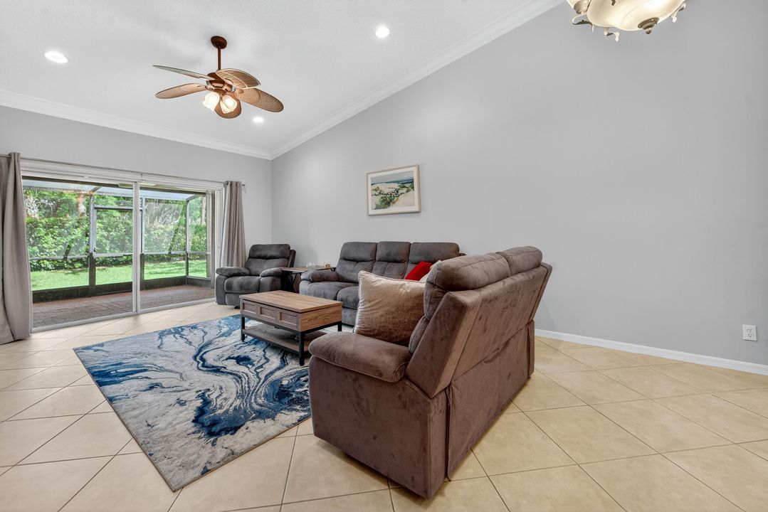 Под контрактом: $349,900 (2 спален, 2 ванн, 1396 Квадратных фут)