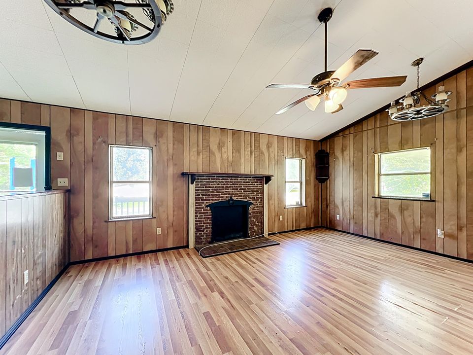 For Sale: $200,000 (3 beds, 2 baths, 1260 Square Feet)