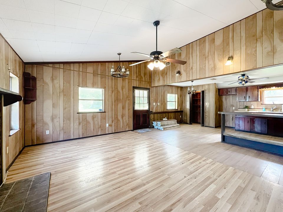 For Sale: $200,000 (3 beds, 2 baths, 1260 Square Feet)