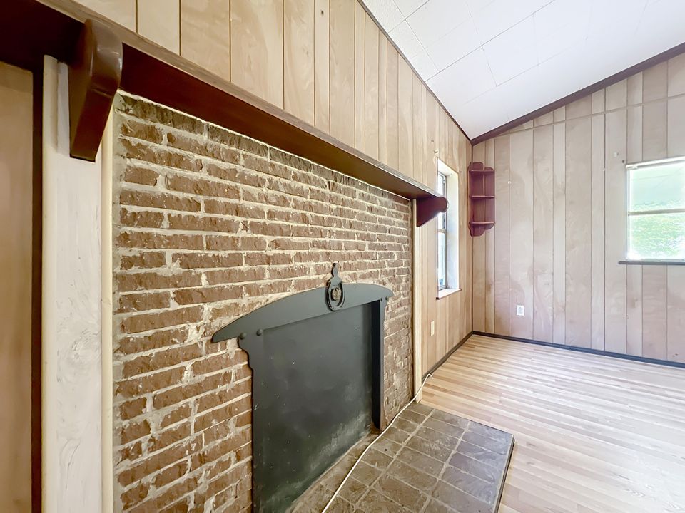 For Sale: $200,000 (3 beds, 2 baths, 1260 Square Feet)