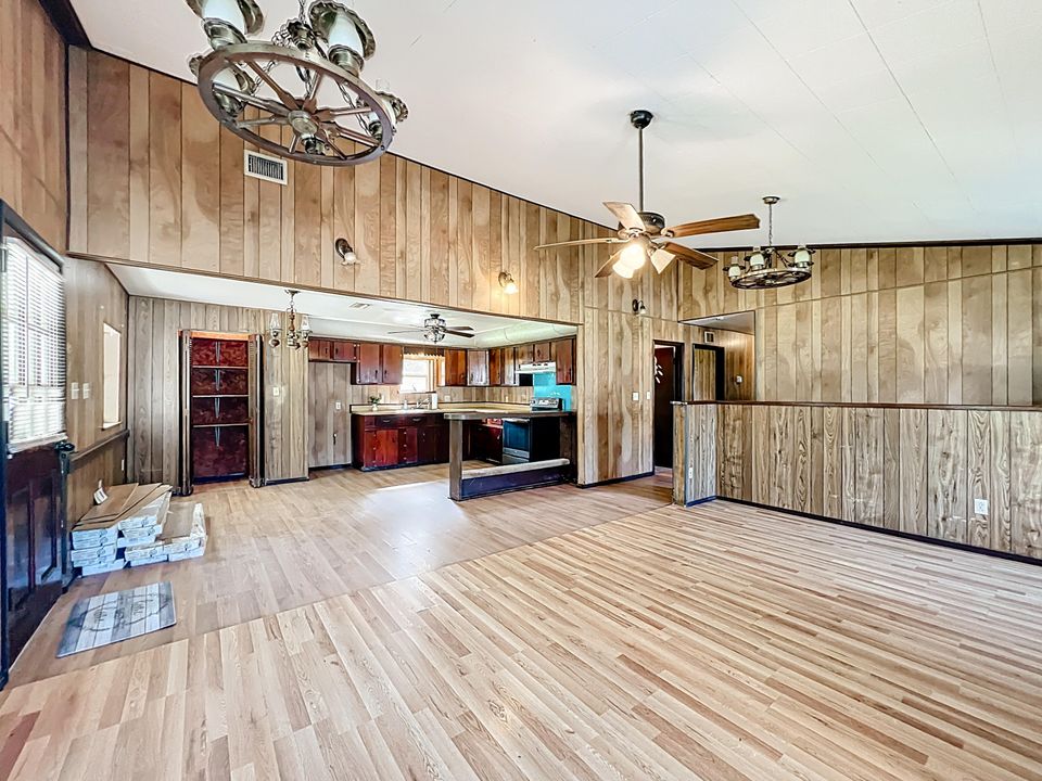 For Sale: $200,000 (3 beds, 2 baths, 1260 Square Feet)