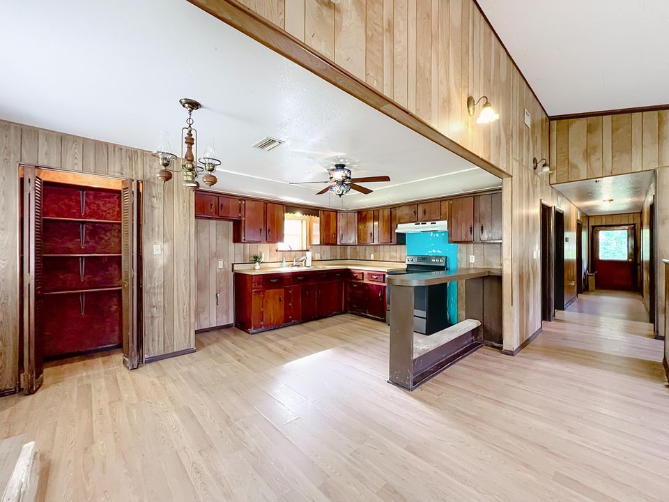 For Sale: $200,000 (3 beds, 2 baths, 1260 Square Feet)