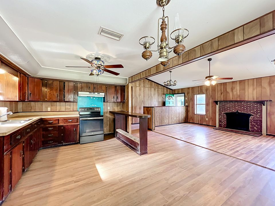 For Sale: $200,000 (3 beds, 2 baths, 1260 Square Feet)