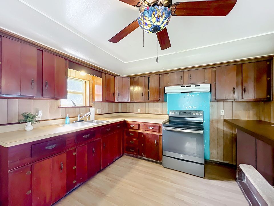 For Sale: $200,000 (3 beds, 2 baths, 1260 Square Feet)