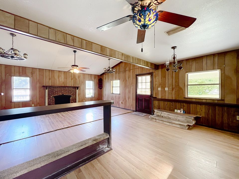 For Sale: $200,000 (3 beds, 2 baths, 1260 Square Feet)