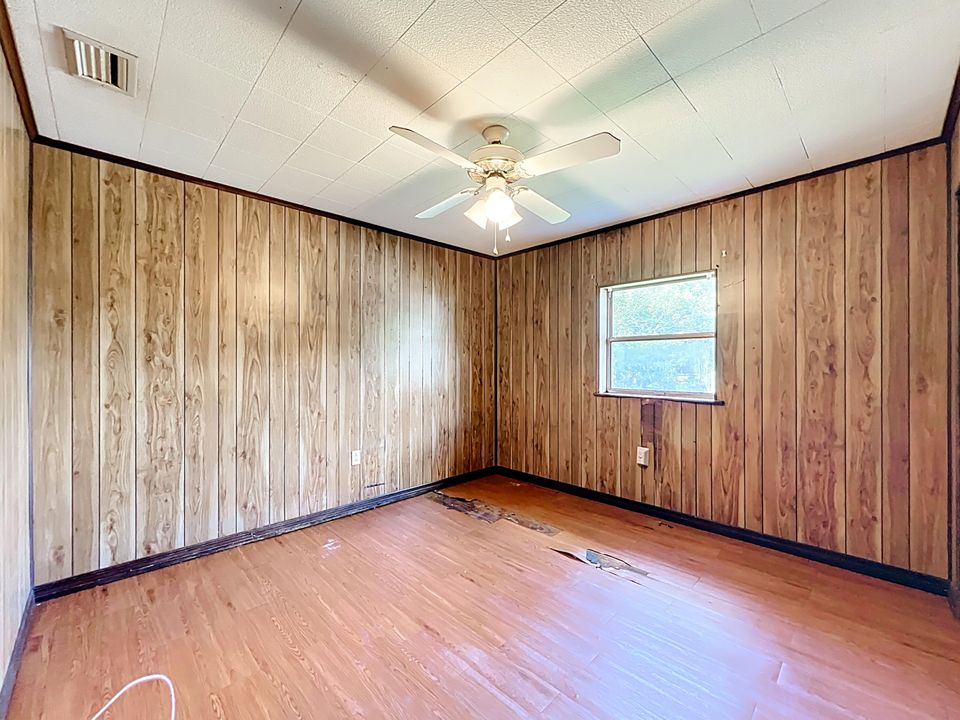 For Sale: $200,000 (3 beds, 2 baths, 1260 Square Feet)