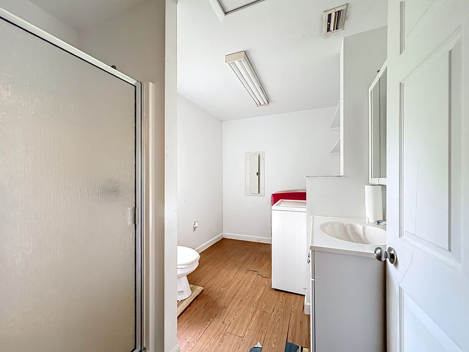 For Sale: $200,000 (3 beds, 2 baths, 1260 Square Feet)