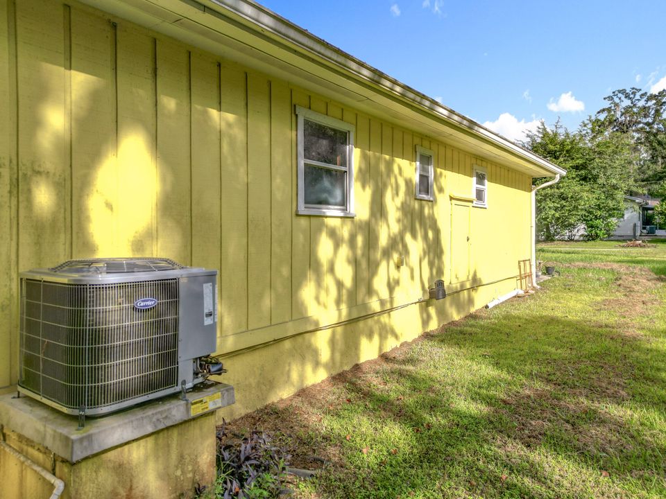 For Sale: $200,000 (3 beds, 2 baths, 1260 Square Feet)